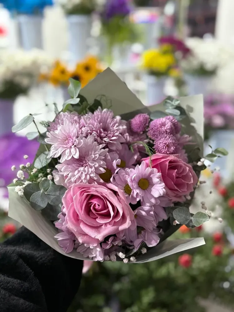 Pembe gül ve krizantem buketi