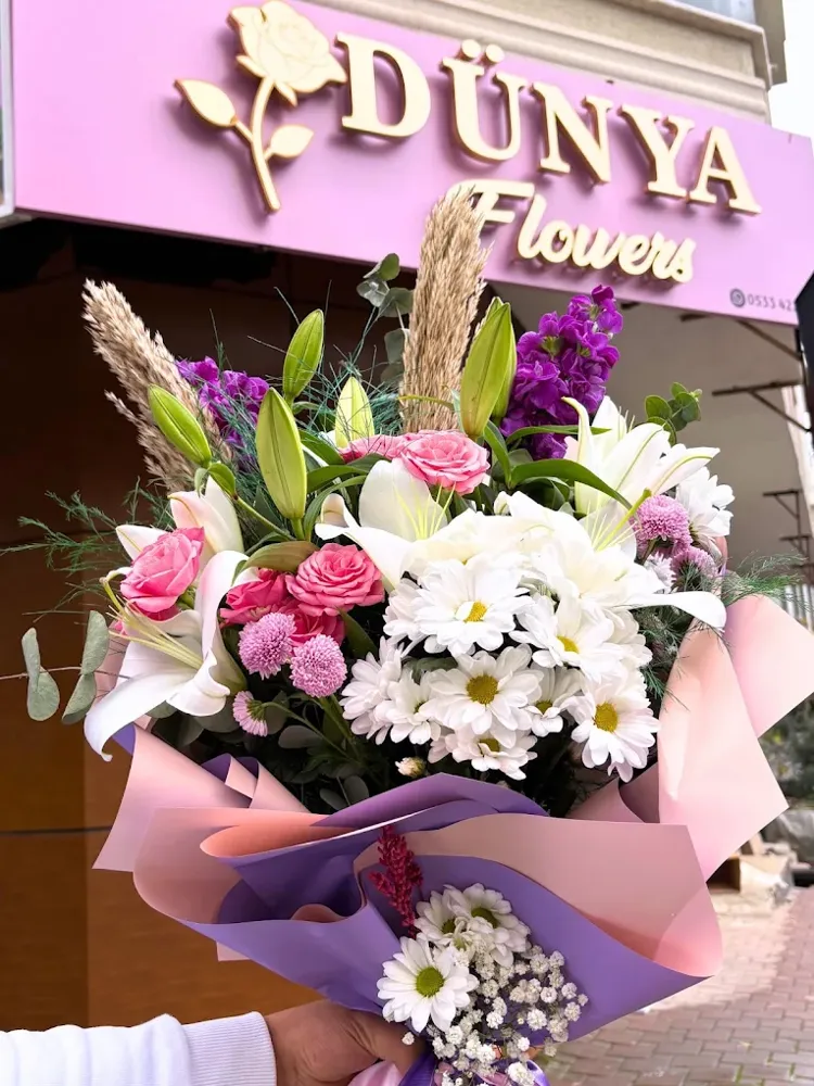 Dünya Flowers dükkânı önünde karışık buket